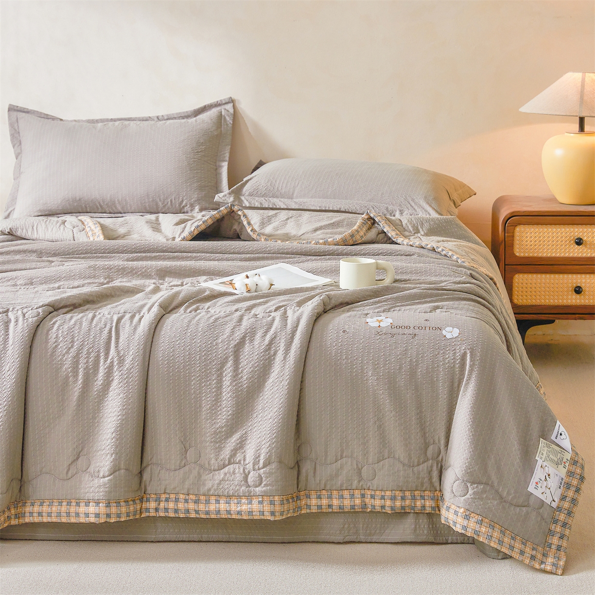 91家纺网 家纺一手货源 找家纺 西域种棉人 2026新款A类新疆棉花夏凉被加宽包边水洗棉泡泡纱吸湿透气棉花夏被空调被纯色烫画 泡芙-灰