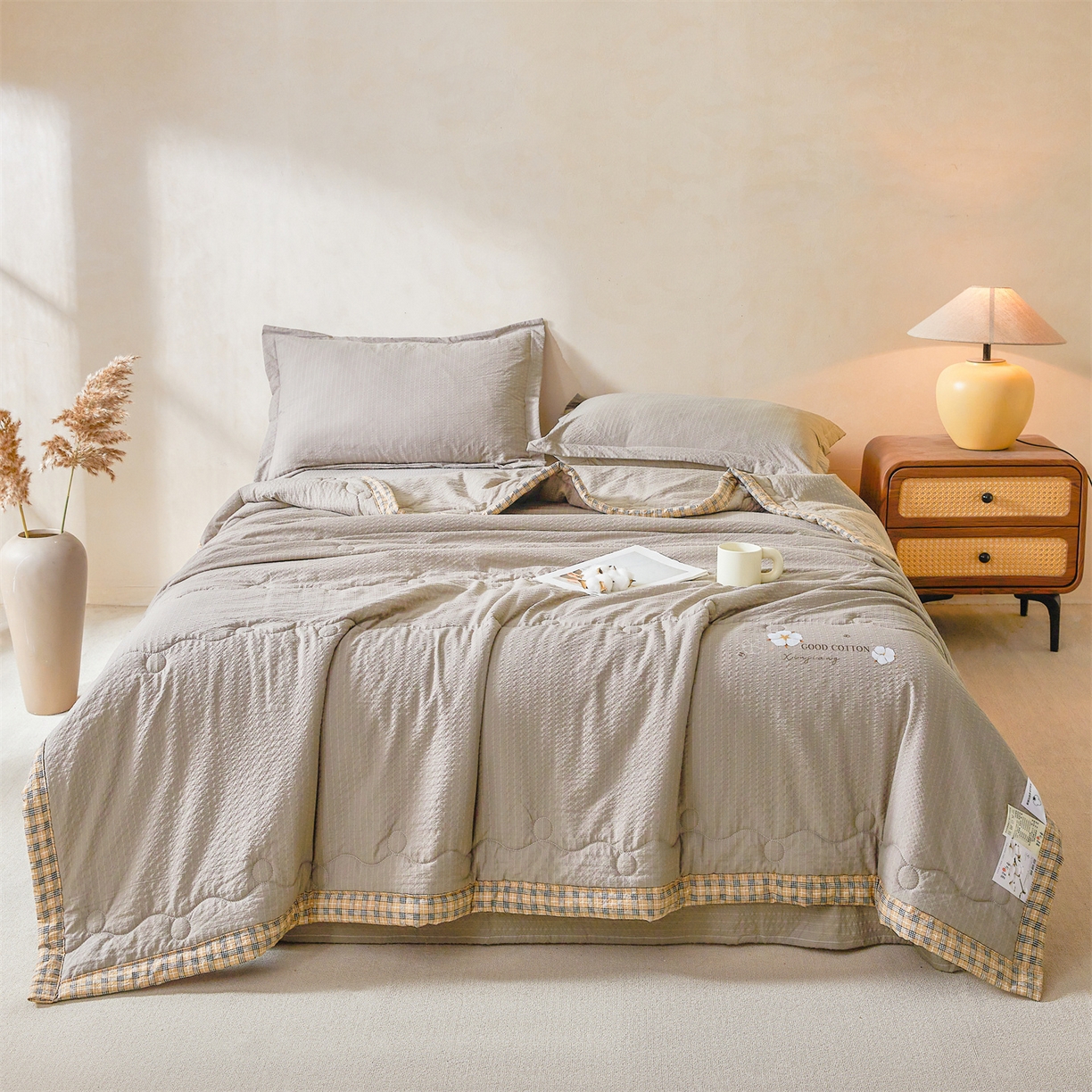 91家纺网 家纺一手货源 找家纺 西域种棉人 2026新款A类新疆棉花夏凉被加宽包边水洗棉泡泡纱吸湿透气棉花夏被空调被纯色烫画 泡芙-灰