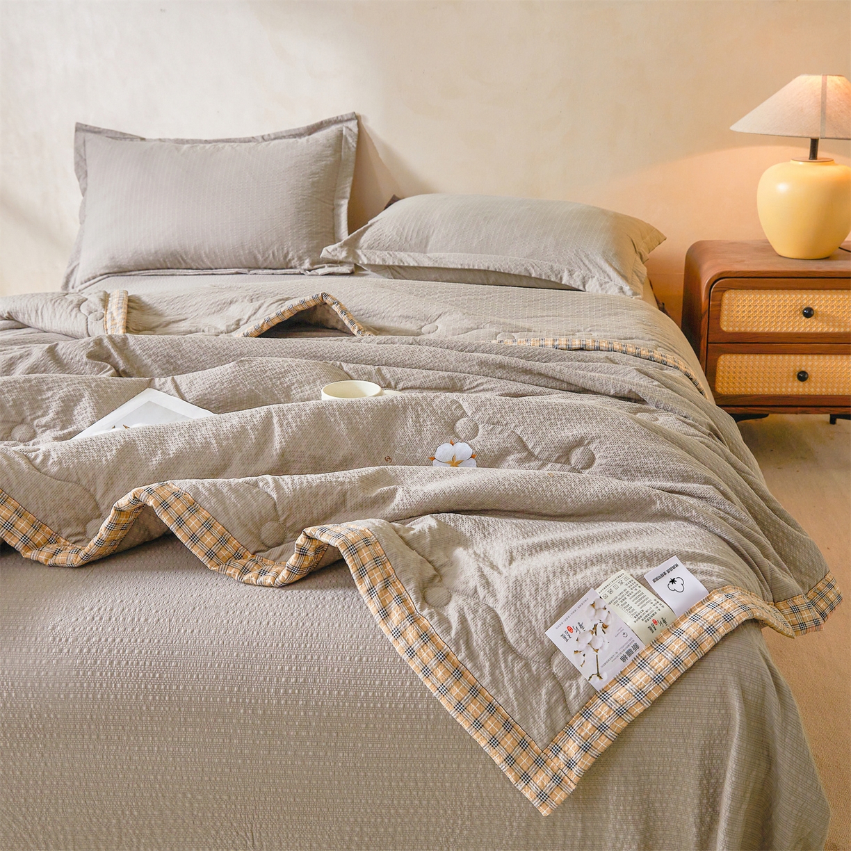 91家纺网 家纺一手货源 找家纺 西域种棉人 2026新款A类新疆棉花夏凉被加宽包边水洗棉泡泡纱吸湿透气棉花夏被空调被纯色烫画 泡芙-灰