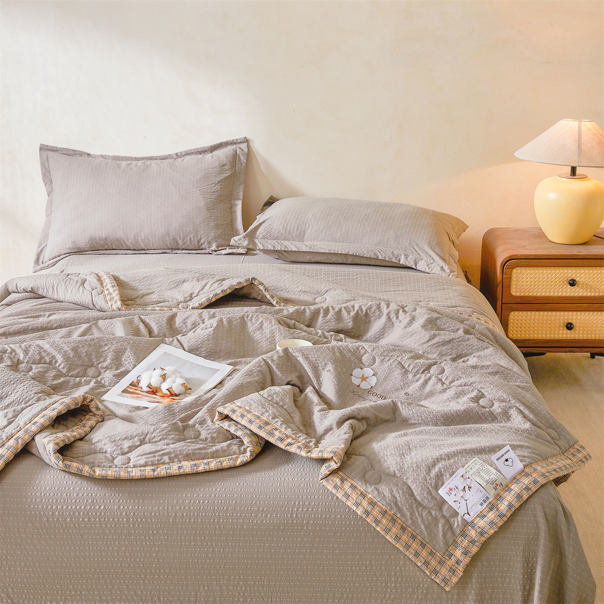 91家纺网 家纺一手货源 找家纺 西域种棉人 2026新款A类新疆棉花夏凉被加宽包边水洗棉泡泡纱吸湿透气棉花夏被空调被纯色烫画 泡芙-灰