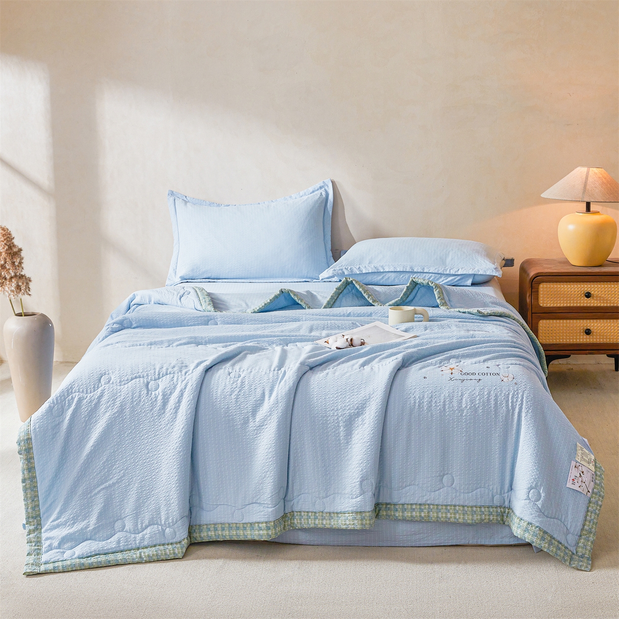 91家纺网 家纺一手货源 找家纺 西域种棉人 2026新款A类新疆棉花夏凉被加宽包边水洗棉泡泡纱吸湿透气棉花夏被空调被纯色烫画 泡芙-蓝