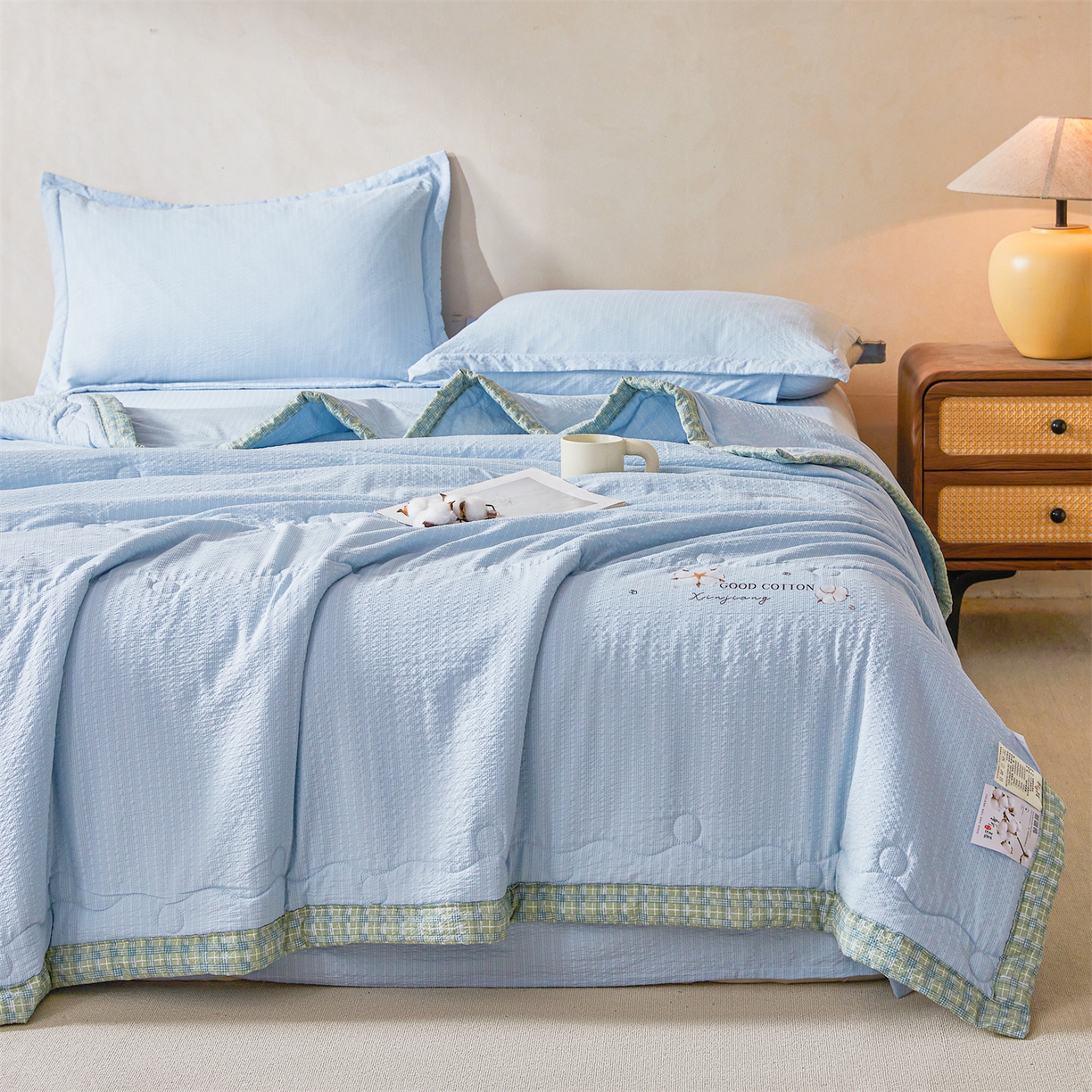 91家纺网 家纺一手货源 找家纺 西域种棉人 2026新款A类新疆棉花夏凉被加宽包边水洗棉泡泡纱吸湿透气棉花夏被空调被纯色烫画 泡芙-蓝