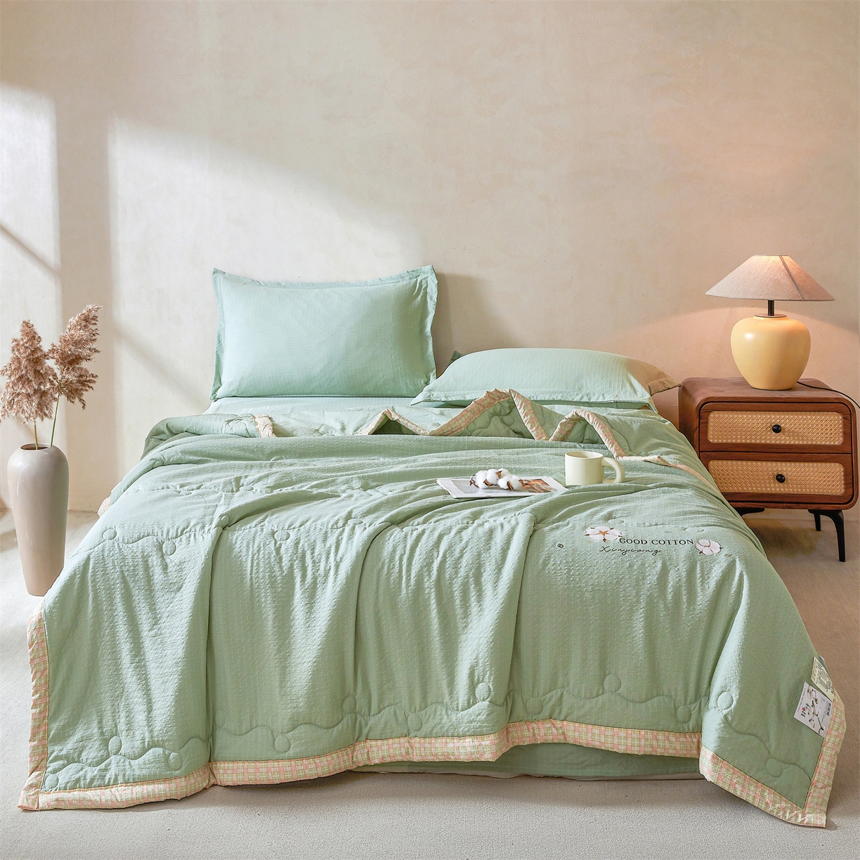 91家纺网 家纺一手货源 找家纺 西域种棉人 2026新款A类新疆棉花夏凉被加宽包边水洗棉泡泡纱吸湿透气棉花夏被空调被纯色烫画 泡芙-绿