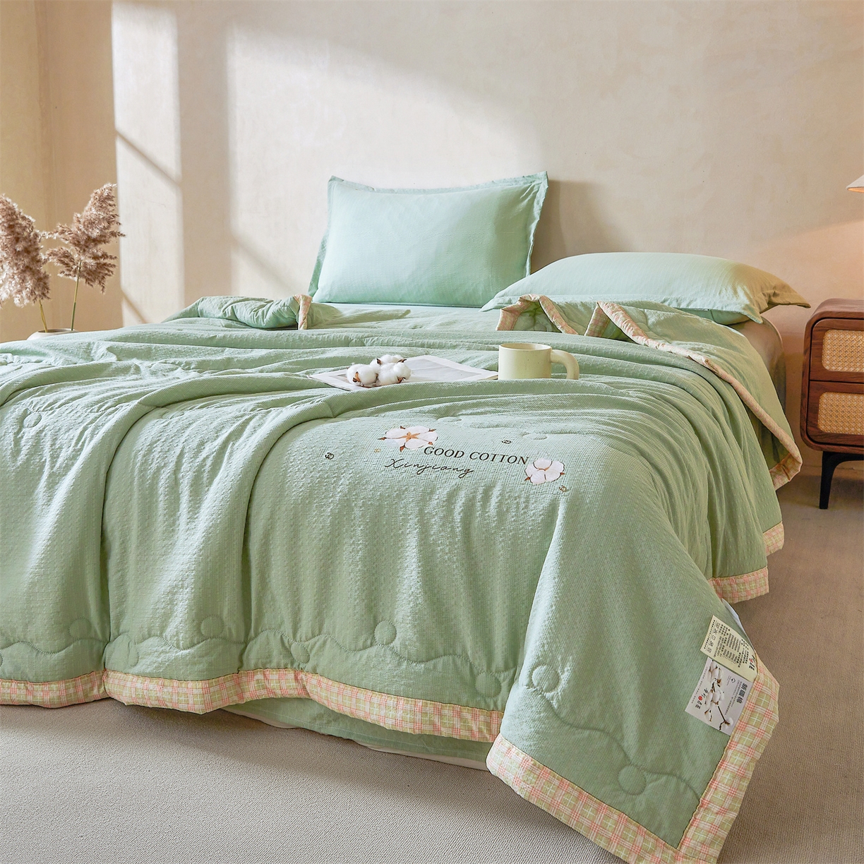 91家纺网 家纺一手货源 找家纺 西域种棉人 2026新款A类新疆棉花夏凉被加宽包边水洗棉泡泡纱吸湿透气棉花夏被空调被纯色烫画 泡芙-绿