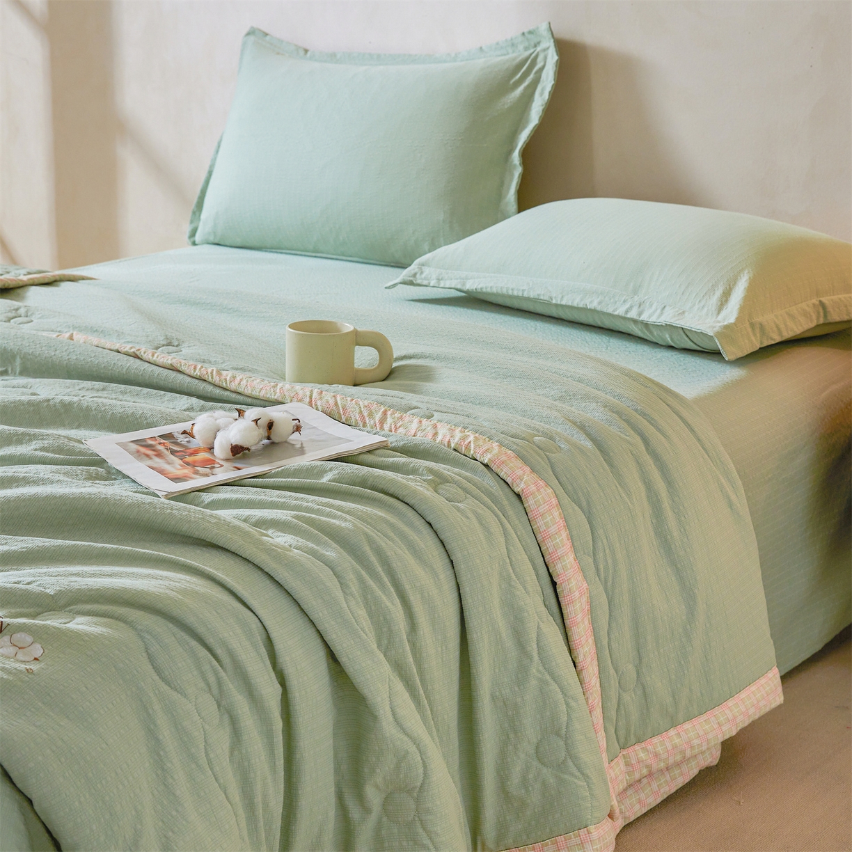 91家纺网 家纺一手货源 找家纺 西域种棉人 2026新款A类新疆棉花夏凉被加宽包边水洗棉泡泡纱吸湿透气棉花夏被空调被纯色烫画 泡芙-绿