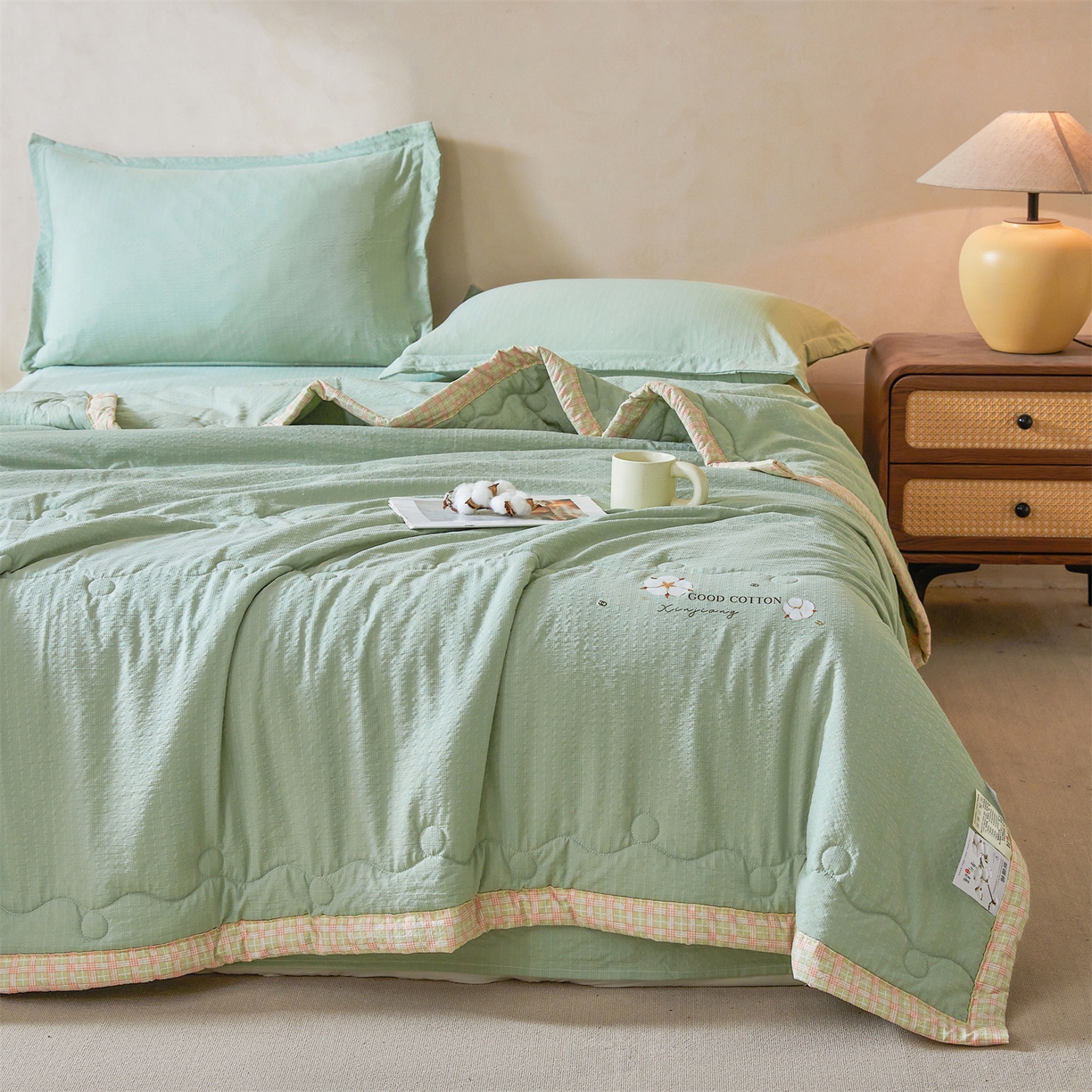 91家纺网 家纺一手货源 找家纺 西域种棉人 2026新款A类新疆棉花夏凉被加宽包边水洗棉泡泡纱吸湿透气棉花夏被空调被纯色烫画 泡芙-绿