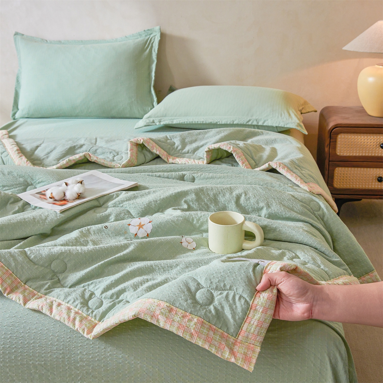 91家纺网 家纺一手货源 找家纺 西域种棉人 2026新款A类新疆棉花夏凉被加宽包边水洗棉泡泡纱吸湿透气棉花夏被空调被纯色烫画 泡芙-绿