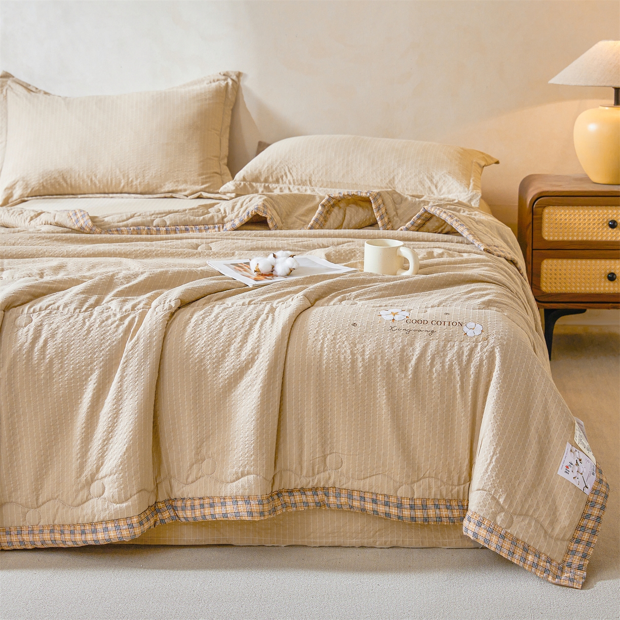 91家纺网 家纺一手货源 找家纺 西域种棉人 2026新款A类新疆棉花夏凉被加宽包边水洗棉泡泡纱吸湿透气棉花夏被空调被纯色烫画 泡芙-驼