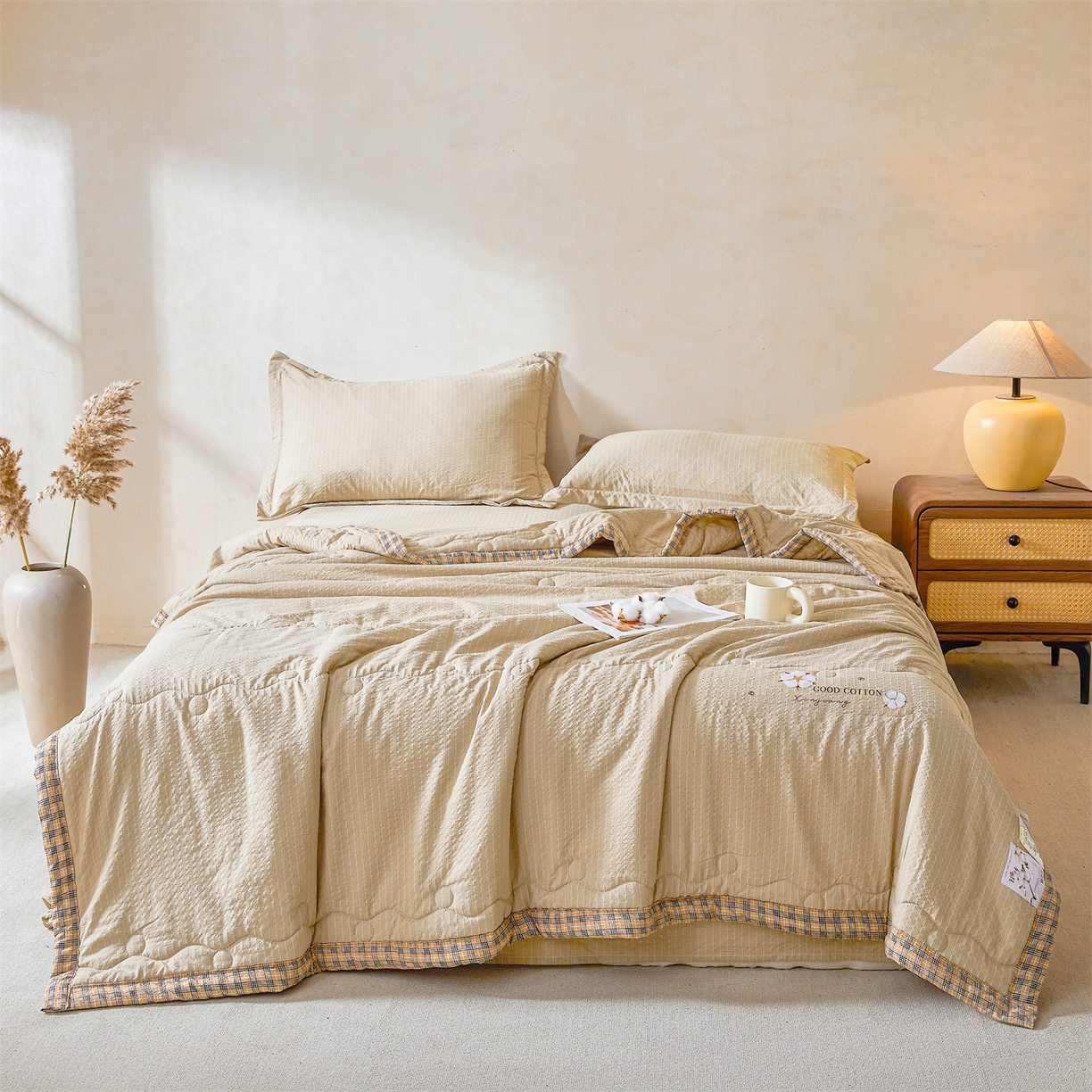 91家纺网 家纺一手货源 找家纺 西域种棉人 2026新款A类新疆棉花夏凉被加宽包边水洗棉泡泡纱吸湿透气棉花夏被空调被纯色烫画 泡芙-驼