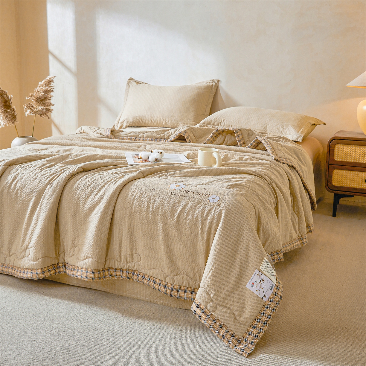 91家纺网 家纺一手货源 找家纺 西域种棉人 2026新款A类新疆棉花夏凉被加宽包边水洗棉泡泡纱吸湿透气棉花夏被空调被纯色烫画 泡芙-驼