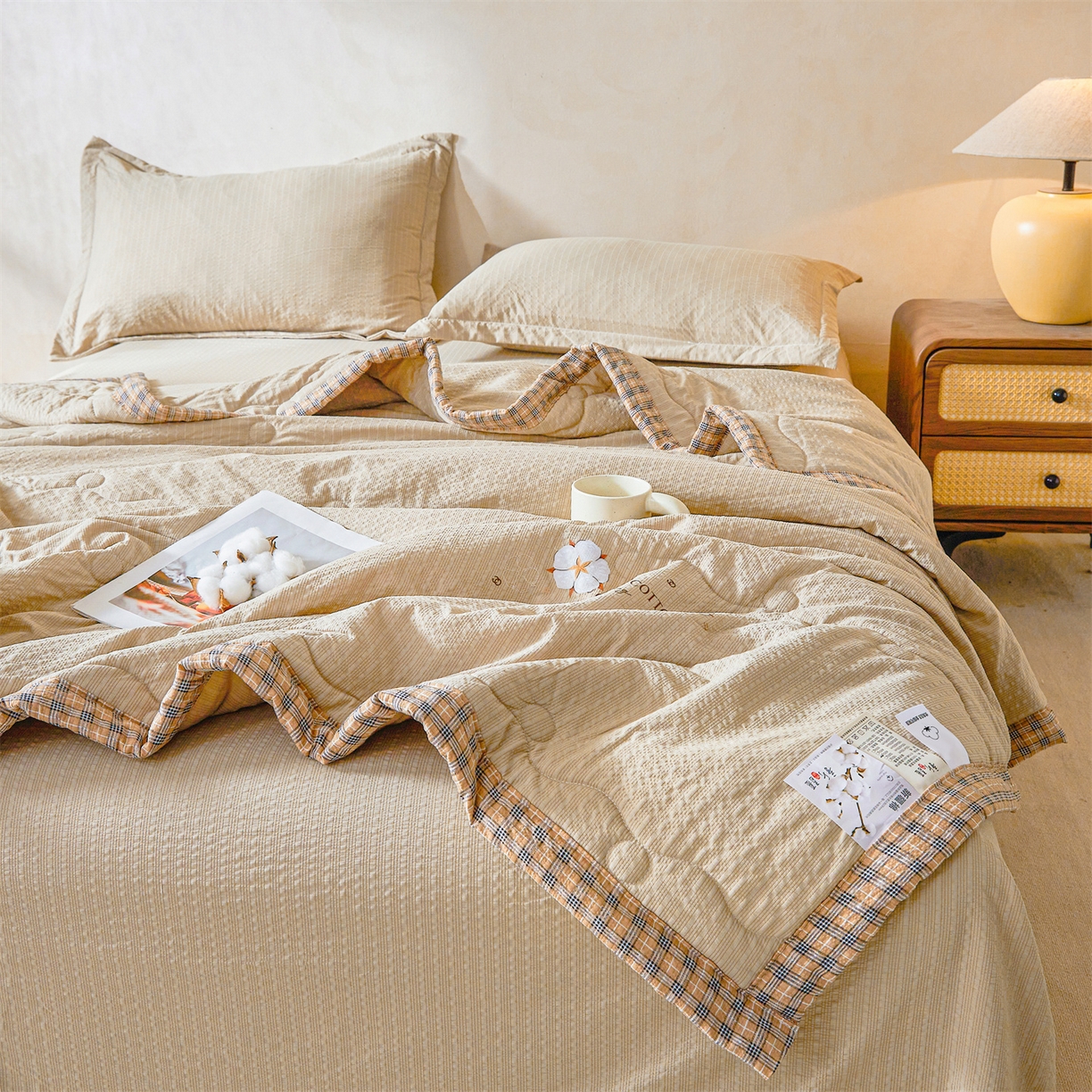 91家纺网 家纺一手货源 找家纺 西域种棉人 2026新款A类新疆棉花夏凉被加宽包边水洗棉泡泡纱吸湿透气棉花夏被空调被纯色烫画 泡芙-驼