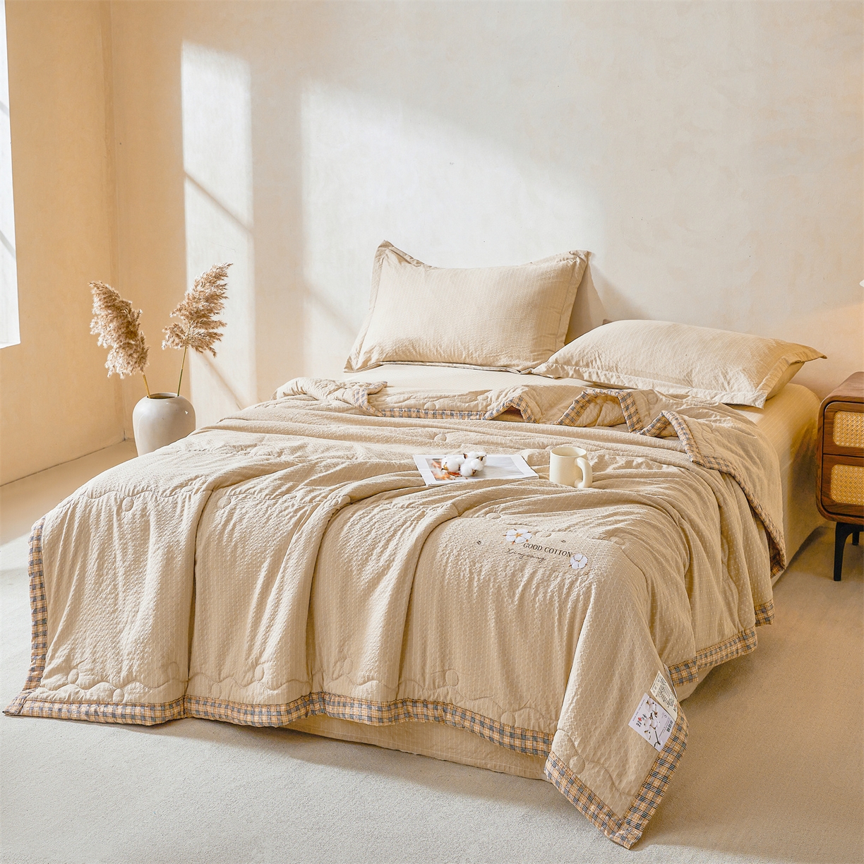 91家纺网 家纺一手货源 找家纺 西域种棉人 2026新款A类新疆棉花夏凉被加宽包边水洗棉泡泡纱吸湿透气棉花夏被空调被纯色烫画 泡芙-驼