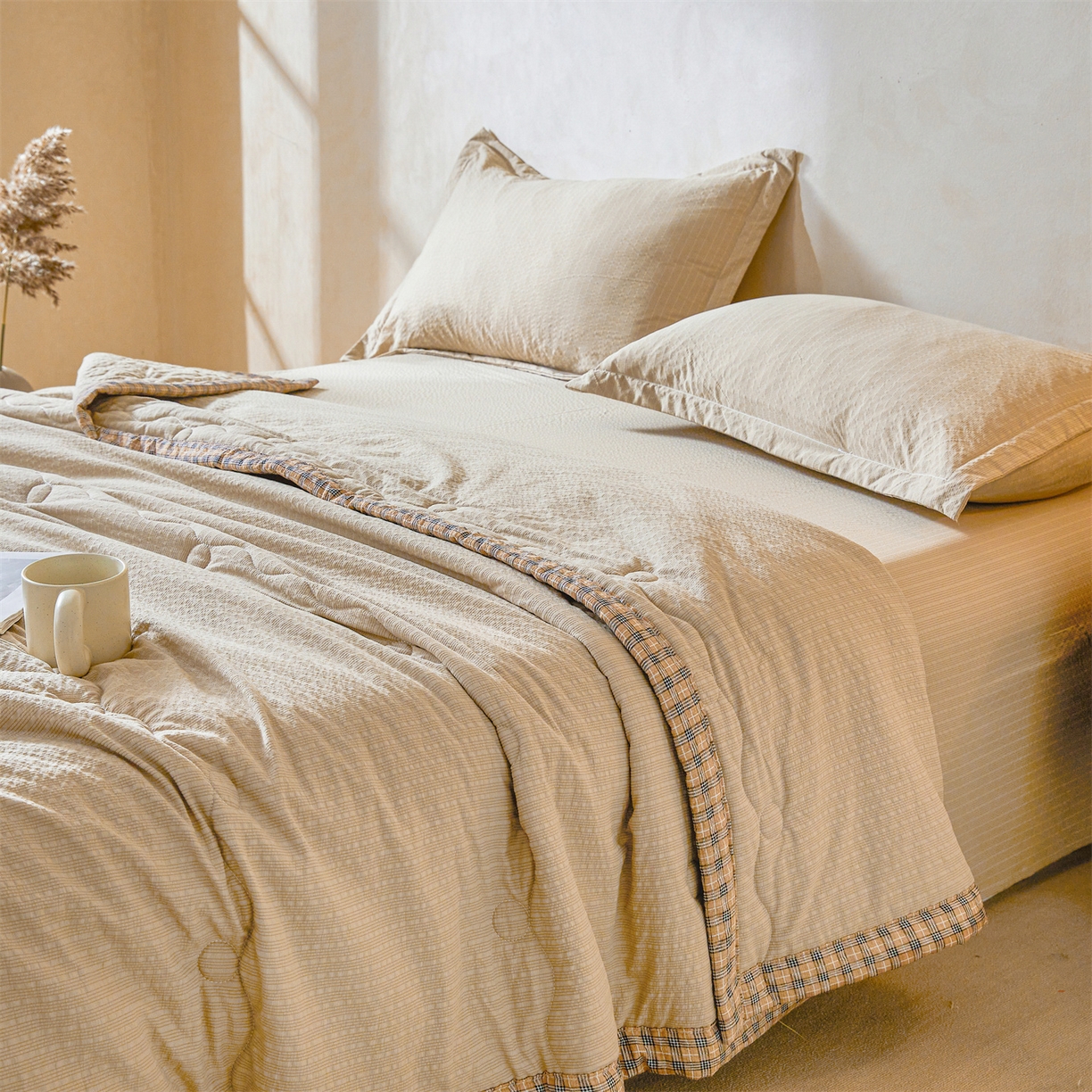 91家纺网 家纺一手货源 找家纺 西域种棉人 2026新款A类新疆棉花夏凉被加宽包边水洗棉泡泡纱吸湿透气棉花夏被空调被纯色烫画 泡芙-驼