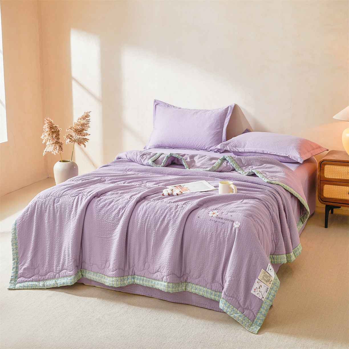 91家纺网 家纺一手货源 找家纺 西域种棉人 2026新款A类新疆棉花夏凉被加宽包边水洗棉泡泡纱吸湿透气棉花夏被空调被纯色烫画 泡芙-紫