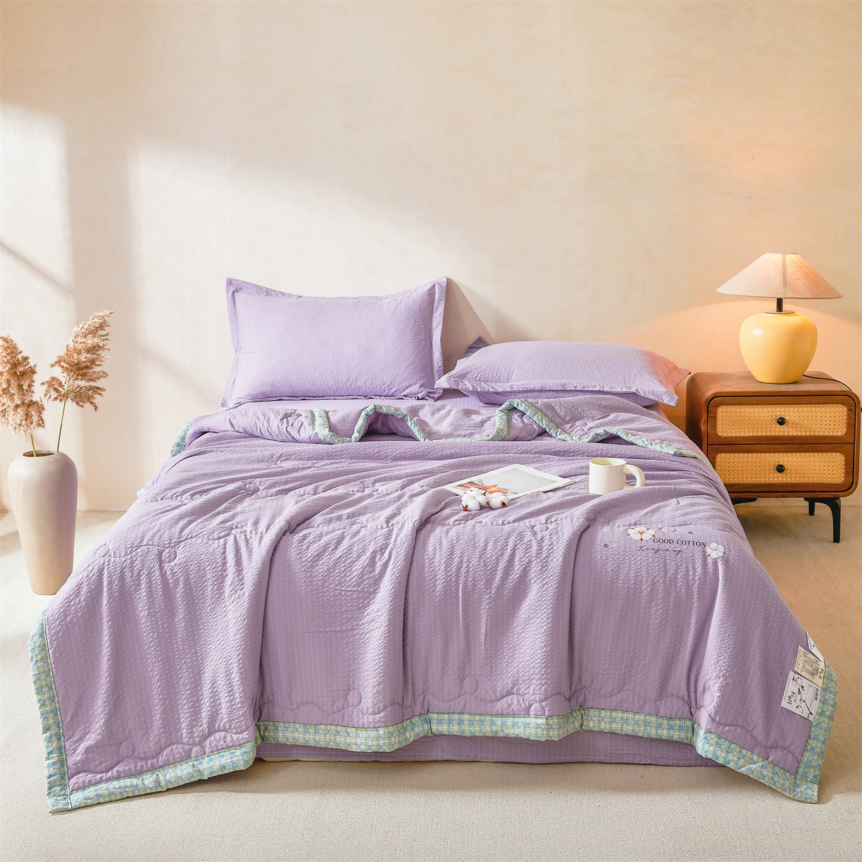 91家纺网 家纺一手货源 找家纺 西域种棉人 2026新款A类新疆棉花夏凉被加宽包边水洗棉泡泡纱吸湿透气棉花夏被空调被纯色烫画 泡芙-紫