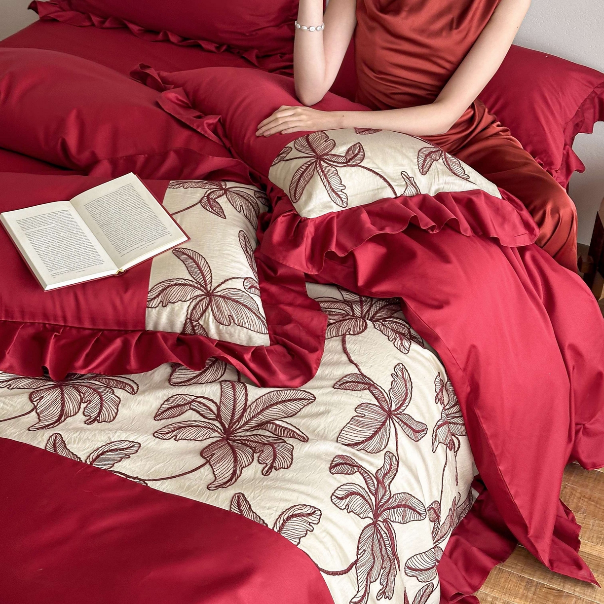 91家纺网 家纺一手货源 找家纺 （总）西西家居 2026春夏新款100S长绒棉纯棉高精密绣花四件套-海岛之恋（含精致红色礼盒）