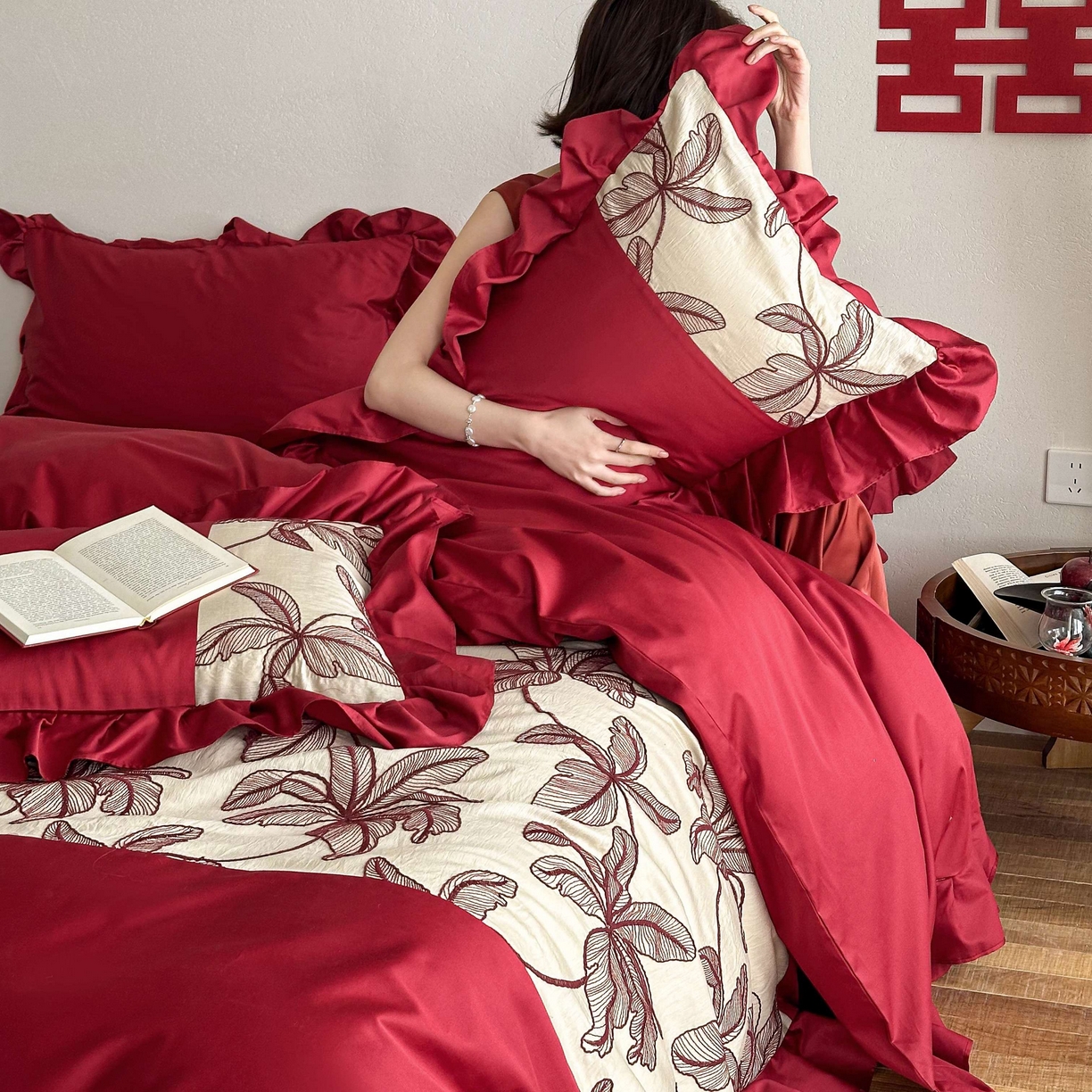 91家纺网 家纺一手货源 找家纺 （总）西西家居 2026春夏新款100S长绒棉纯棉高精密绣花四件套-海岛之恋（含精致红色礼盒）