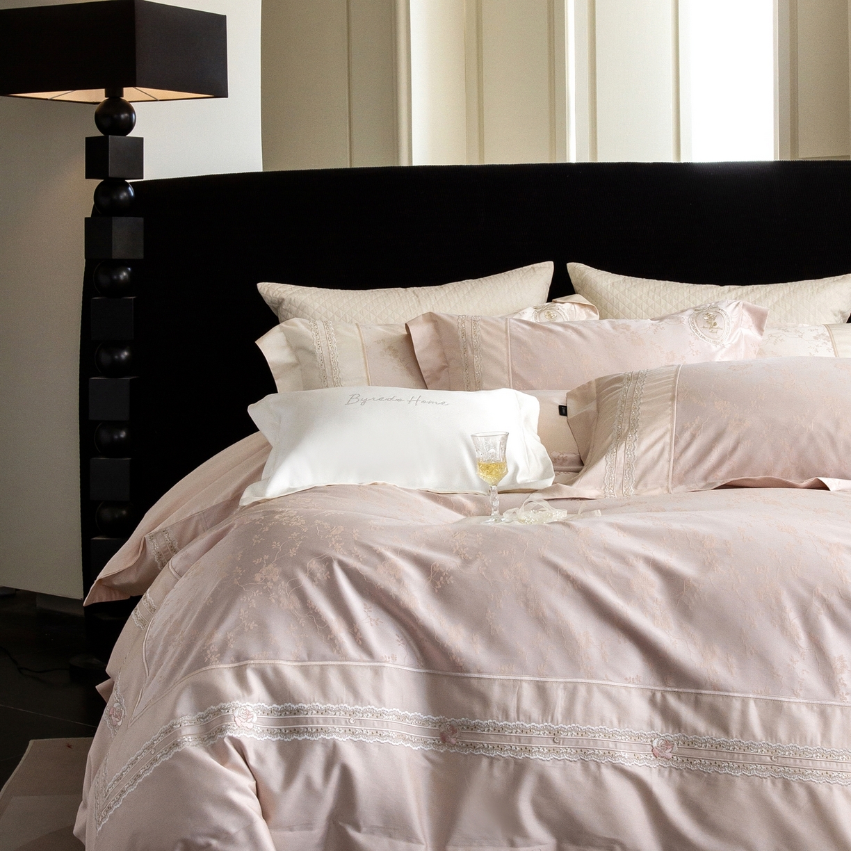 91家纺网 家纺一手货源 找家纺 馨蕊家居 2026春夏新品100S高定高精密刺绣系列--芸蔓 芸蔓-蔷薇粉