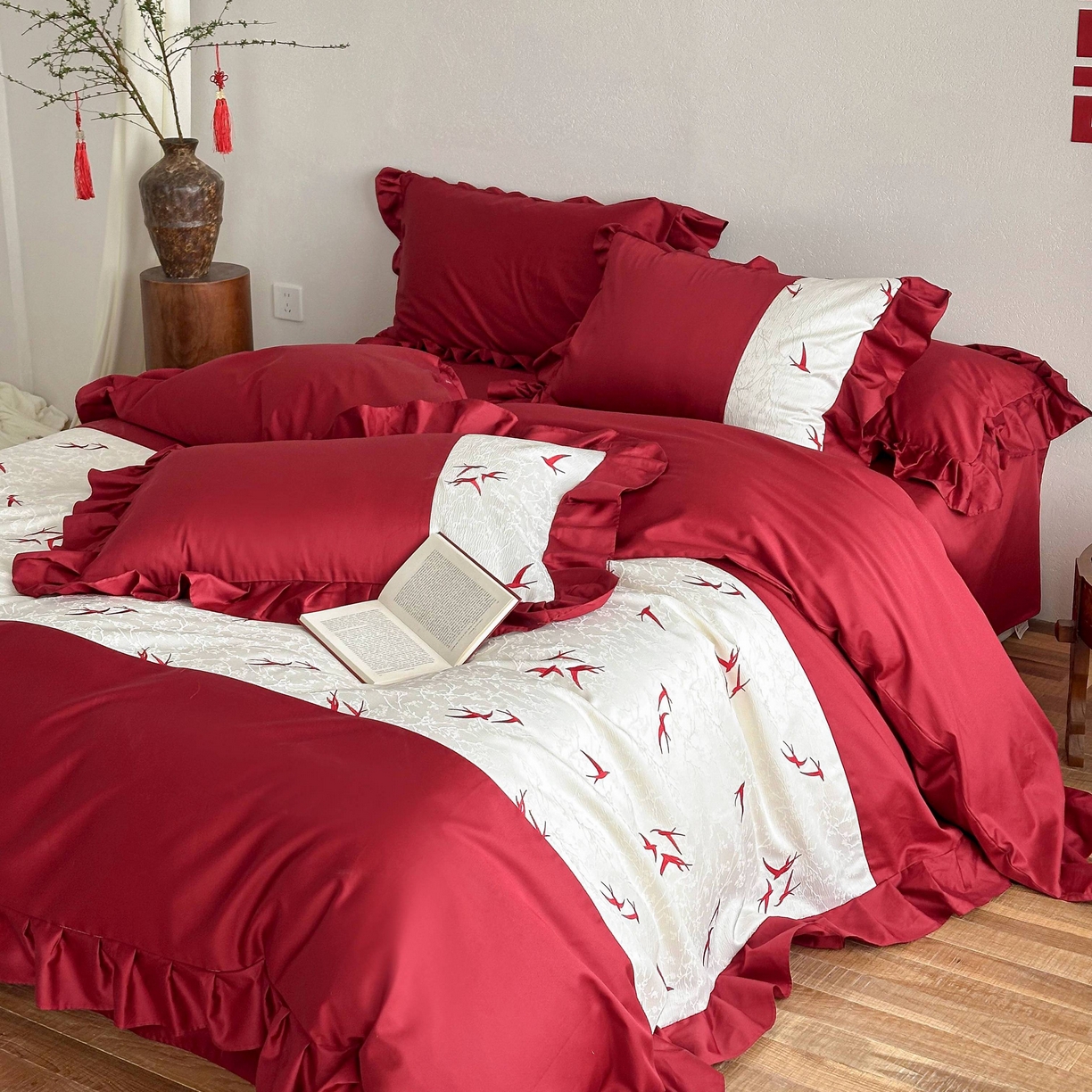 91家纺网 家纺一手货源 找家纺 （总）西西家居 2026春夏新款100S长绒棉纯棉高精密绣花四件套-春日来信（含精致红色礼盒）