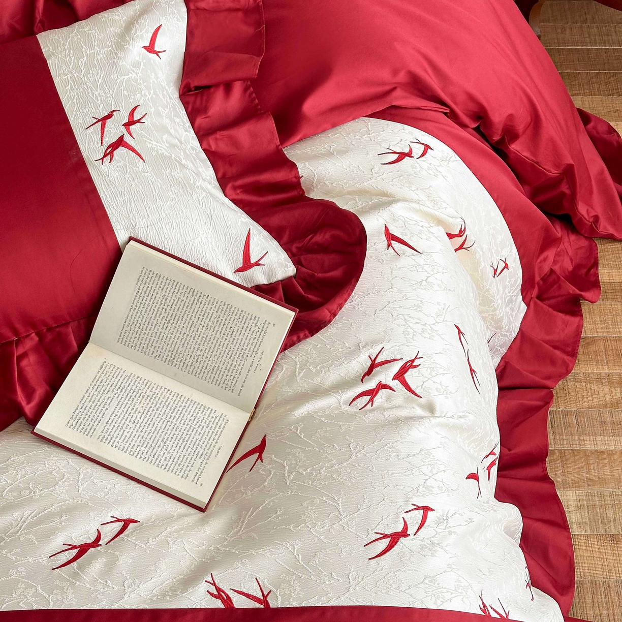 91家纺网 家纺一手货源 找家纺 （总）西西家居 2026春夏新款100S长绒棉纯棉高精密绣花四件套-春日来信（含精致红色礼盒）