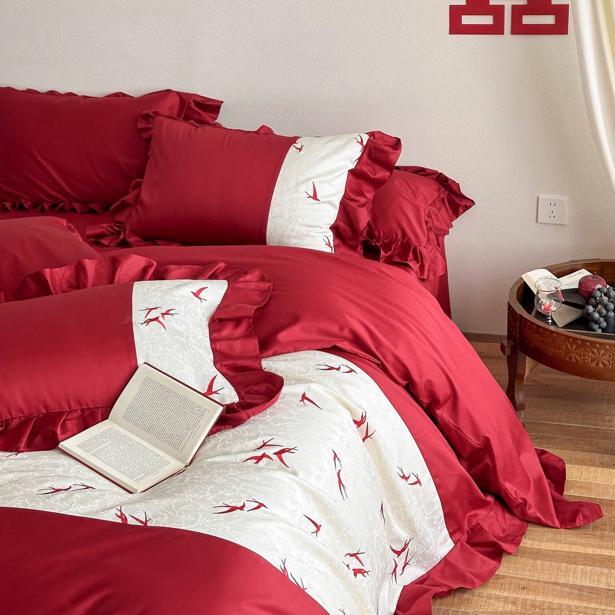 91家纺网 家纺一手货源 找家纺 （总）西西家居 2026春夏新款100S长绒棉纯棉高精密绣花四件套-春日来信（含精致红色礼盒）