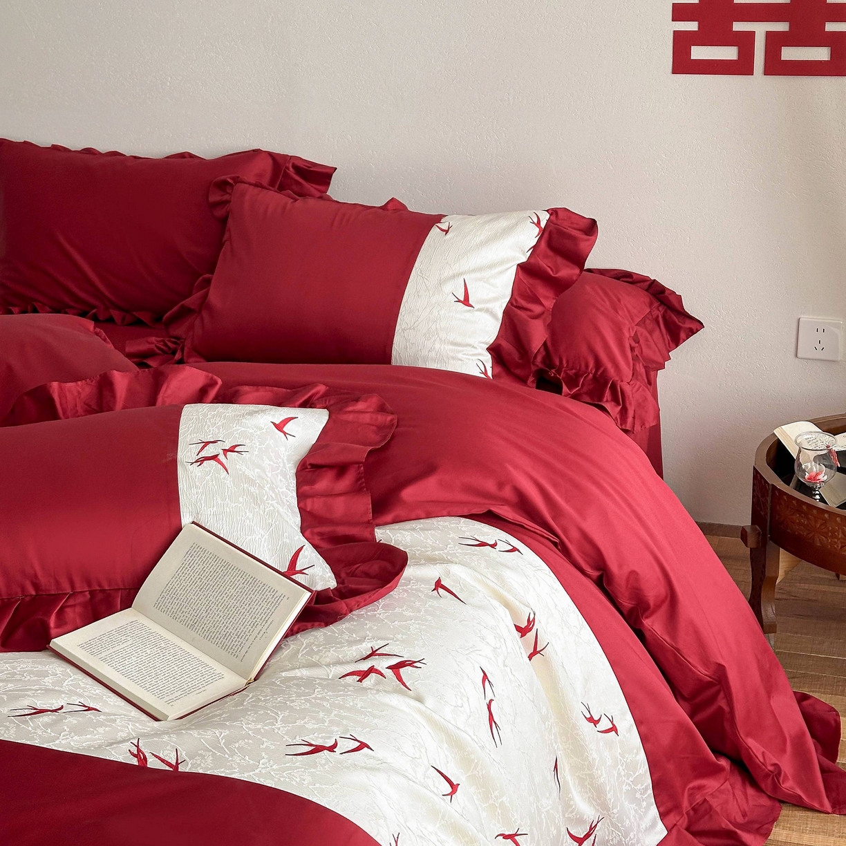 91家纺网 家纺一手货源 找家纺 （总）西西家居 2026春夏新款100S长绒棉纯棉高精密绣花四件套-春日来信（含精致红色礼盒）