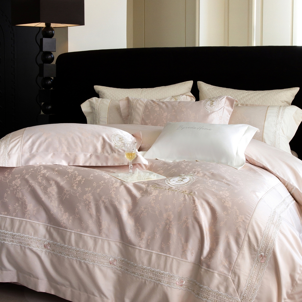 91家纺网 家纺一手货源 找家纺 馨蕊家居 2026春夏新品100S高定高精密刺绣系列--芸蔓 芸蔓-蔷薇粉