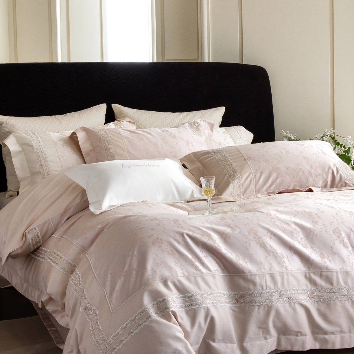 91家纺网 家纺一手货源 找家纺 馨蕊家居 2026春夏新品100S高定高精密刺绣系列--芸蔓 芸蔓-蔷薇粉