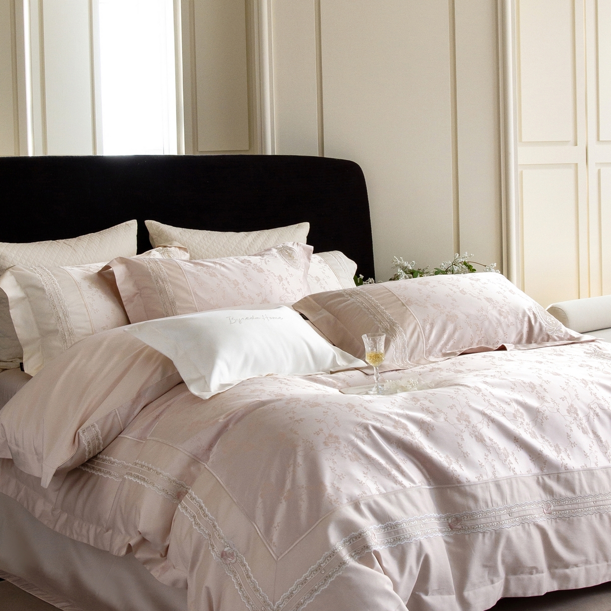 91家纺网 家纺一手货源 找家纺 馨蕊家居 2026春夏新品100S高定高精密刺绣系列--芸蔓 芸蔓-蔷薇粉