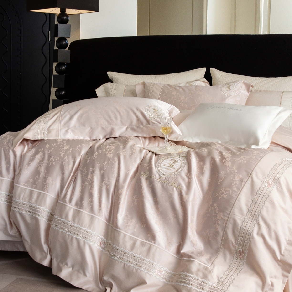 91家纺网 家纺一手货源 找家纺 馨蕊家居 2026春夏新品100S高定高精密刺绣系列--芸蔓 芸蔓-蔷薇粉