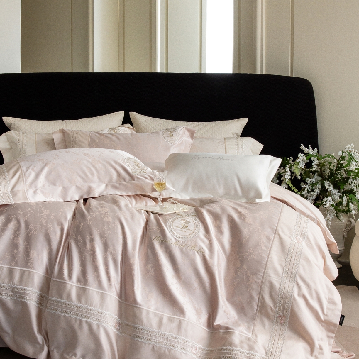 91家纺网 家纺一手货源 找家纺 馨蕊家居 2026春夏新品100S高定高精密刺绣系列--芸蔓 芸蔓-蔷薇粉