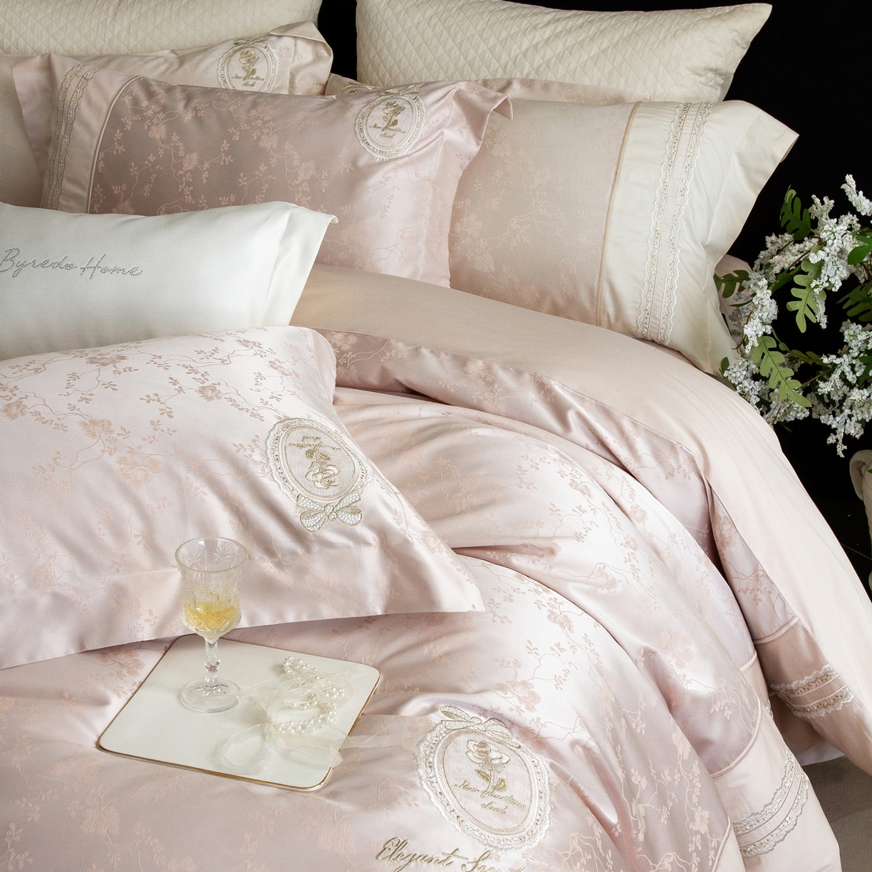 91家纺网 家纺一手货源 找家纺 馨蕊家居 2026春夏新品100S高定高精密刺绣系列--芸蔓 芸蔓-蔷薇粉