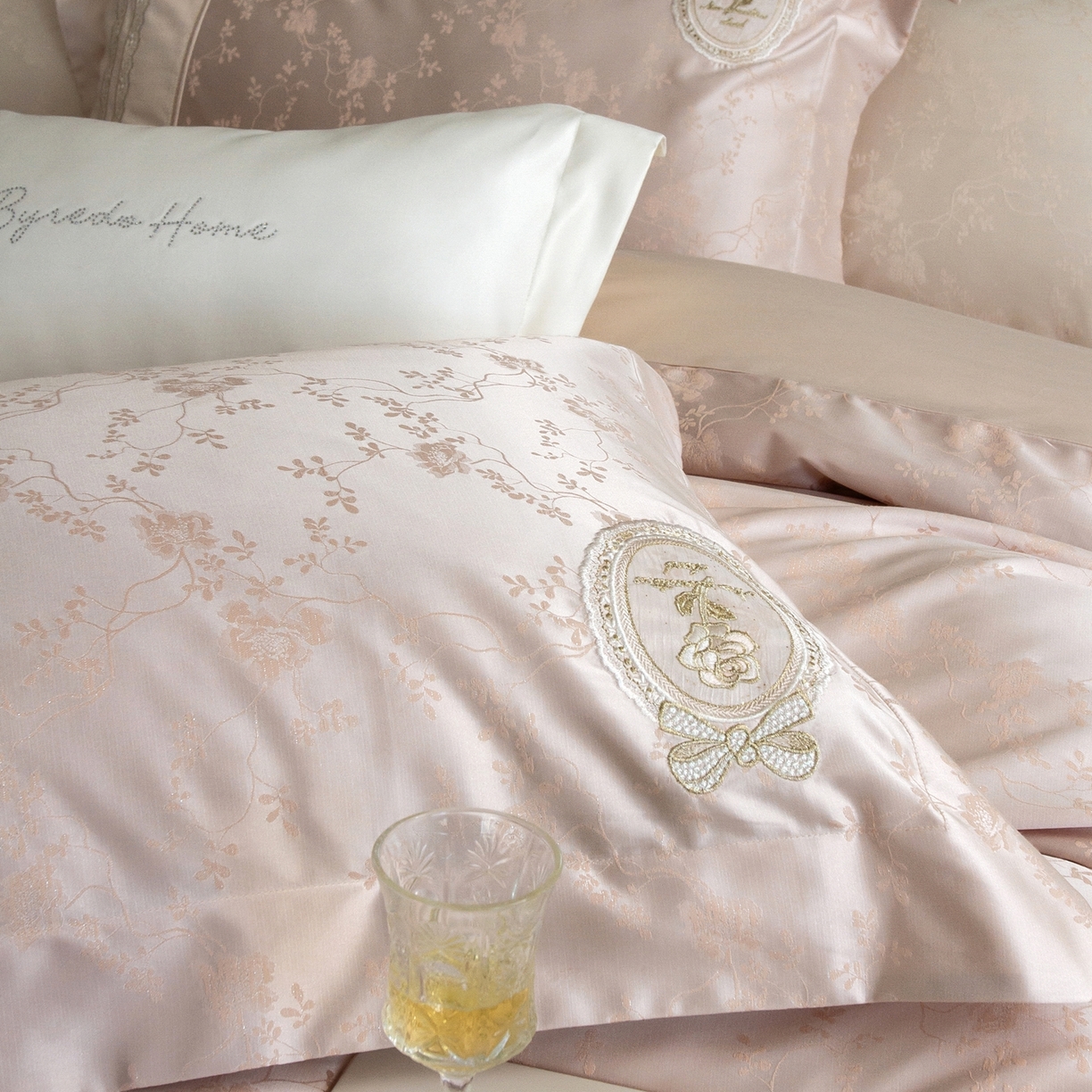 91家纺网 家纺一手货源 找家纺 馨蕊家居 2026春夏新品100S高定高精密刺绣系列--芸蔓 芸蔓-蔷薇粉