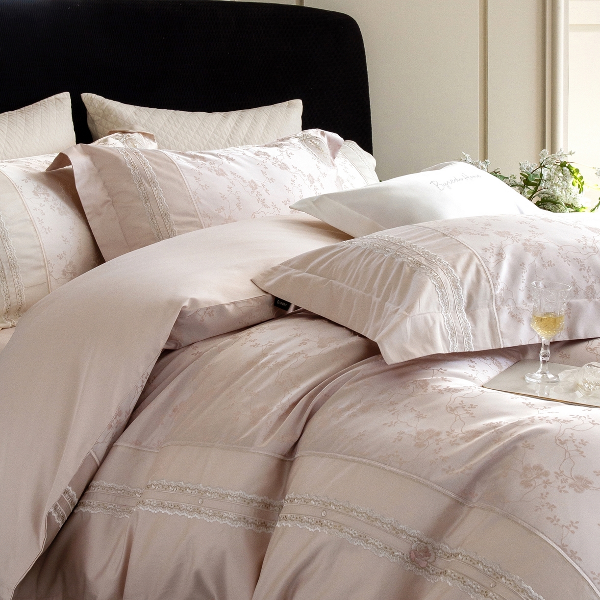 91家纺网 家纺一手货源 找家纺 馨蕊家居 2026春夏新品100S高定高精密刺绣系列--芸蔓 芸蔓-蔷薇粉