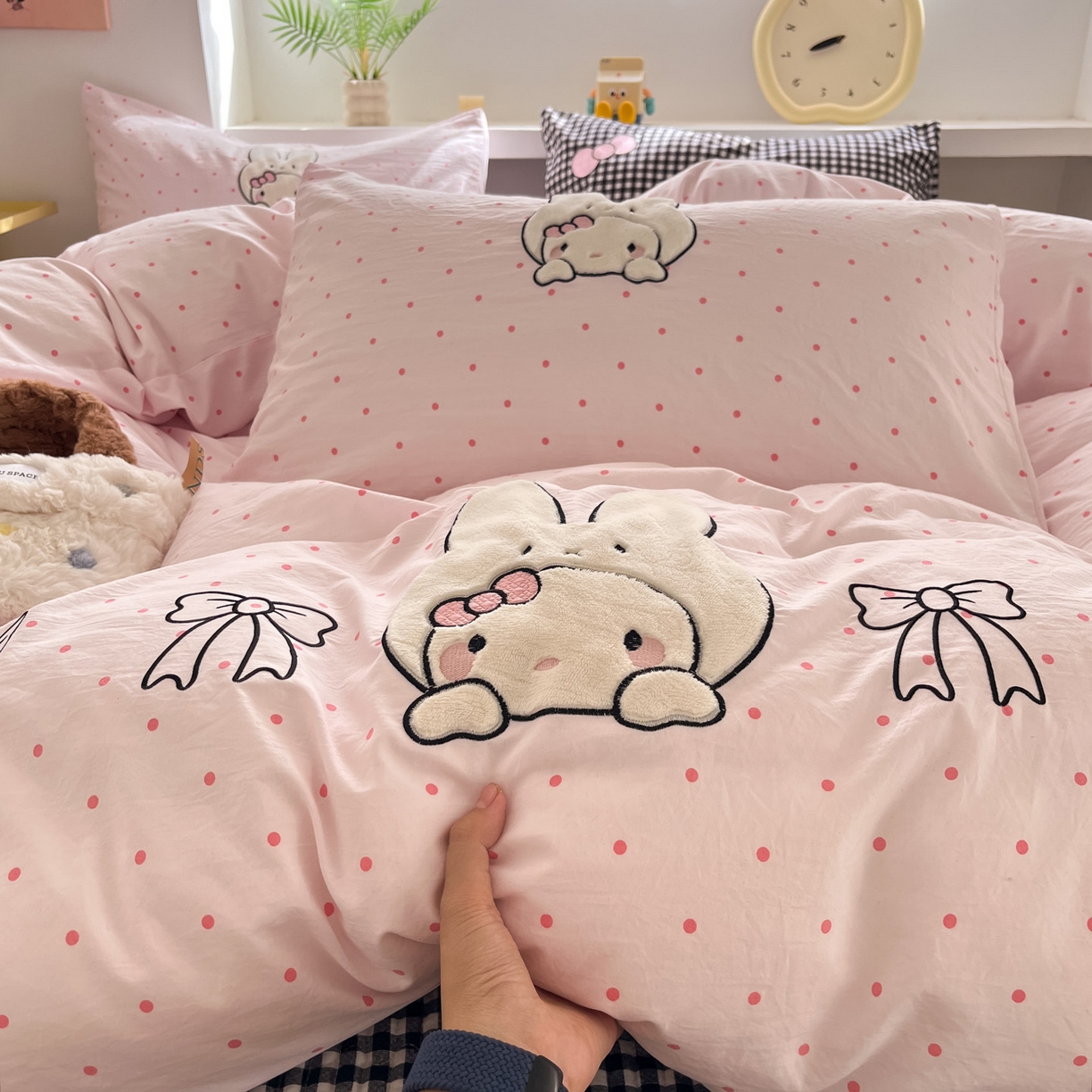 91家纺网 家纺一手货源 找家纺 格真 2026新款立体绣花贴布绣单品枕套被套三件套 小白兔波点粉