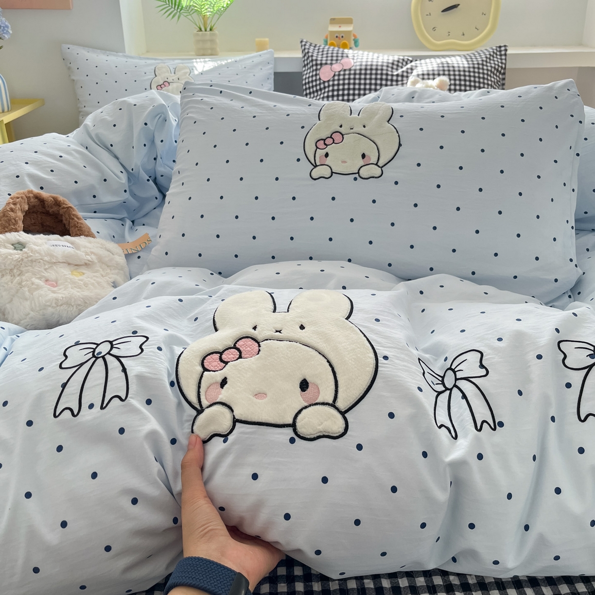 91家纺网 家纺一手货源 找家纺 格真 2026新款立体绣花贴布绣单品枕套被套三件套 小白兔波点兰