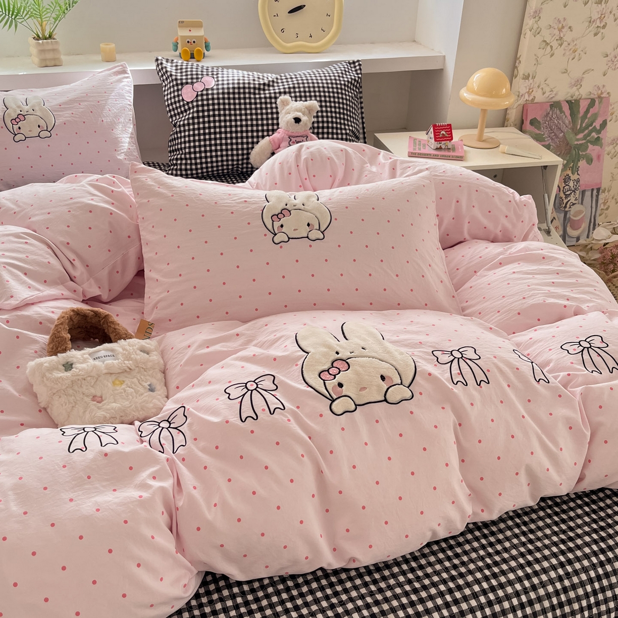 91家纺网 家纺一手货源 找家纺 格真 2026新款立体绣花贴布绣单品枕套被套三件套 小白兔波点粉