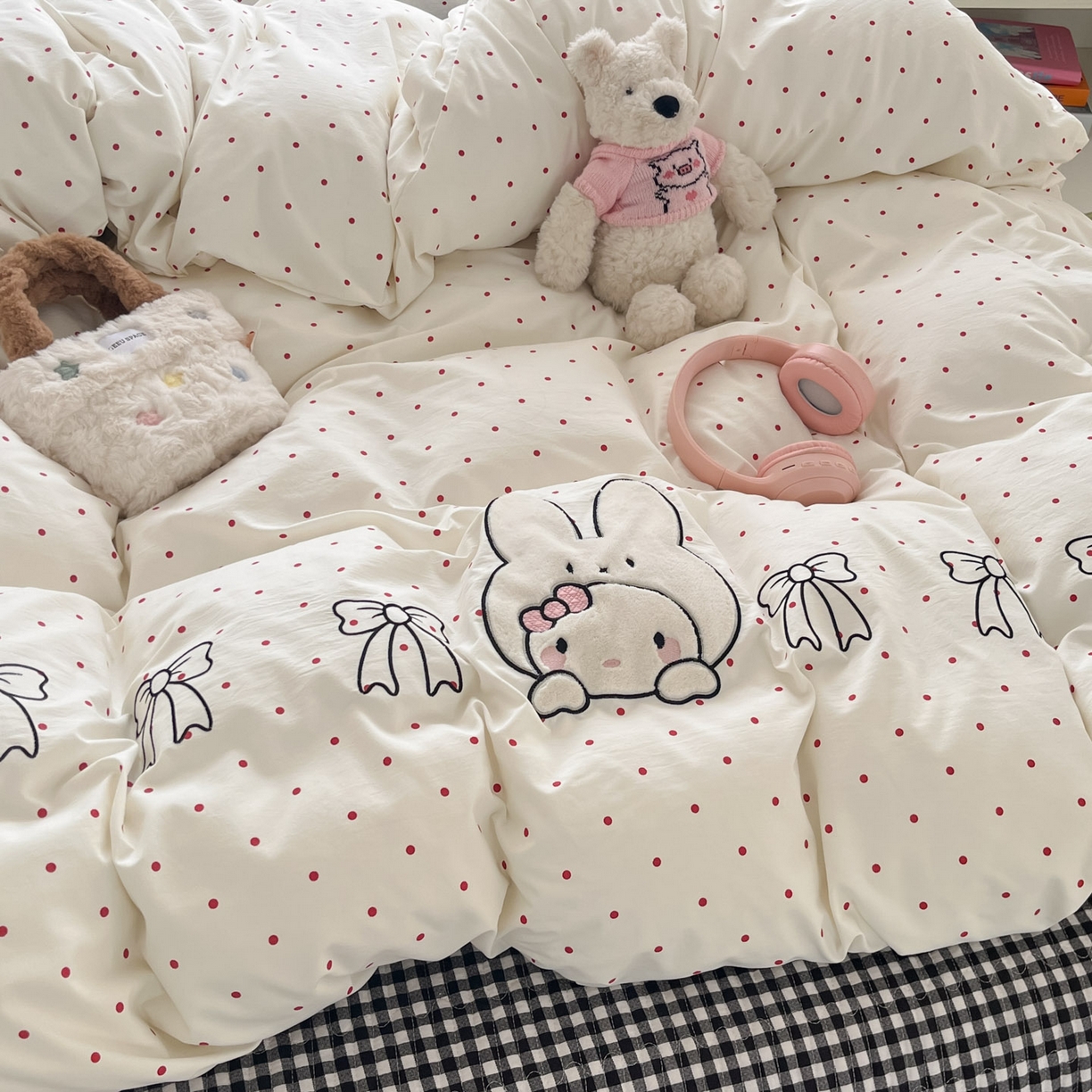 91家纺网 家纺一手货源 找家纺 格真 2026新款立体绣花贴布绣单品枕套被套三件套 小白兔波点红