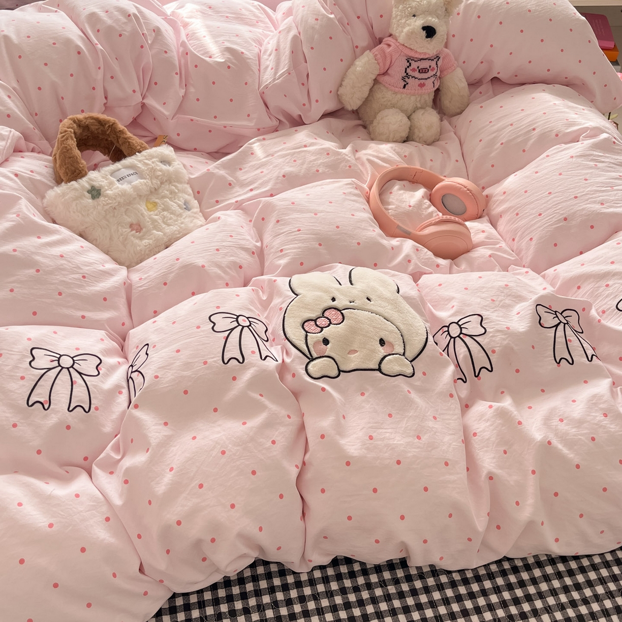 91家纺网 家纺一手货源 找家纺 格真 2026新款立体绣花贴布绣单品枕套被套三件套 小白兔波点粉