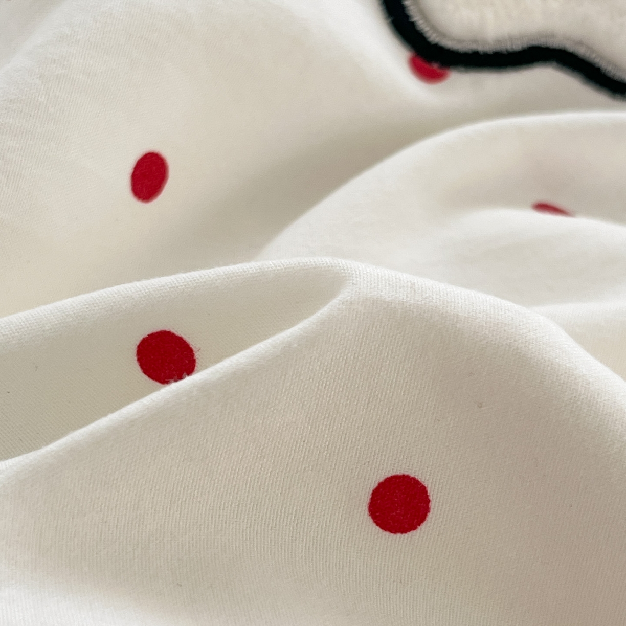 91家纺网 家纺一手货源 找家纺 格真 2026新款立体绣花贴布绣单品枕套被套三件套 小白兔波点红