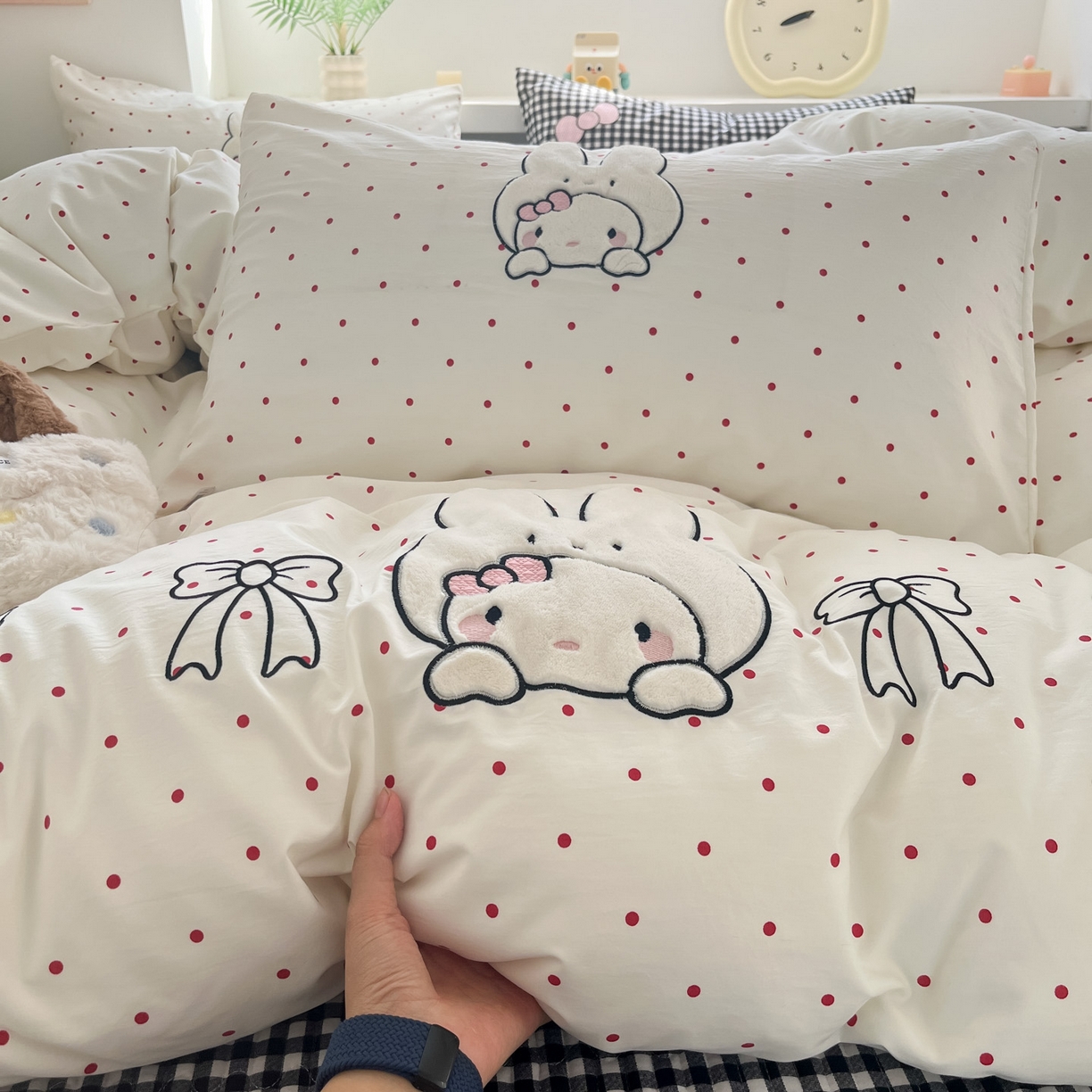 91家纺网 家纺一手货源 找家纺 格真 2026新款立体绣花贴布绣单品枕套被套三件套 小白兔波点红