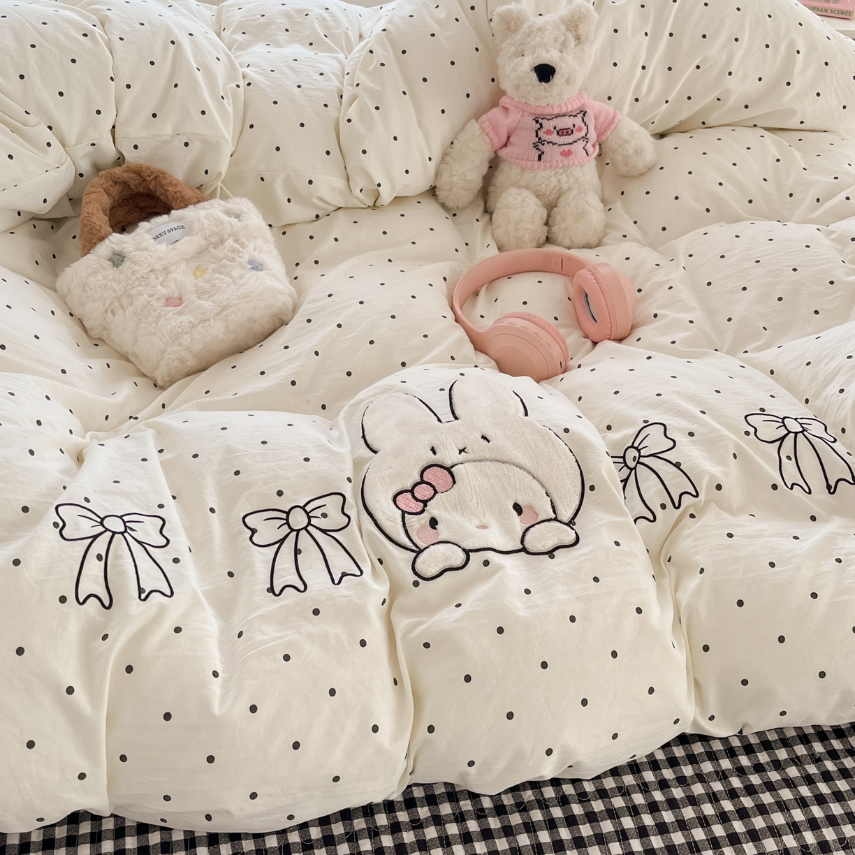 91家纺网 家纺一手货源 找家纺 格真 2026新款立体绣花贴布绣单品枕套被套三件套 小白兔波点黑