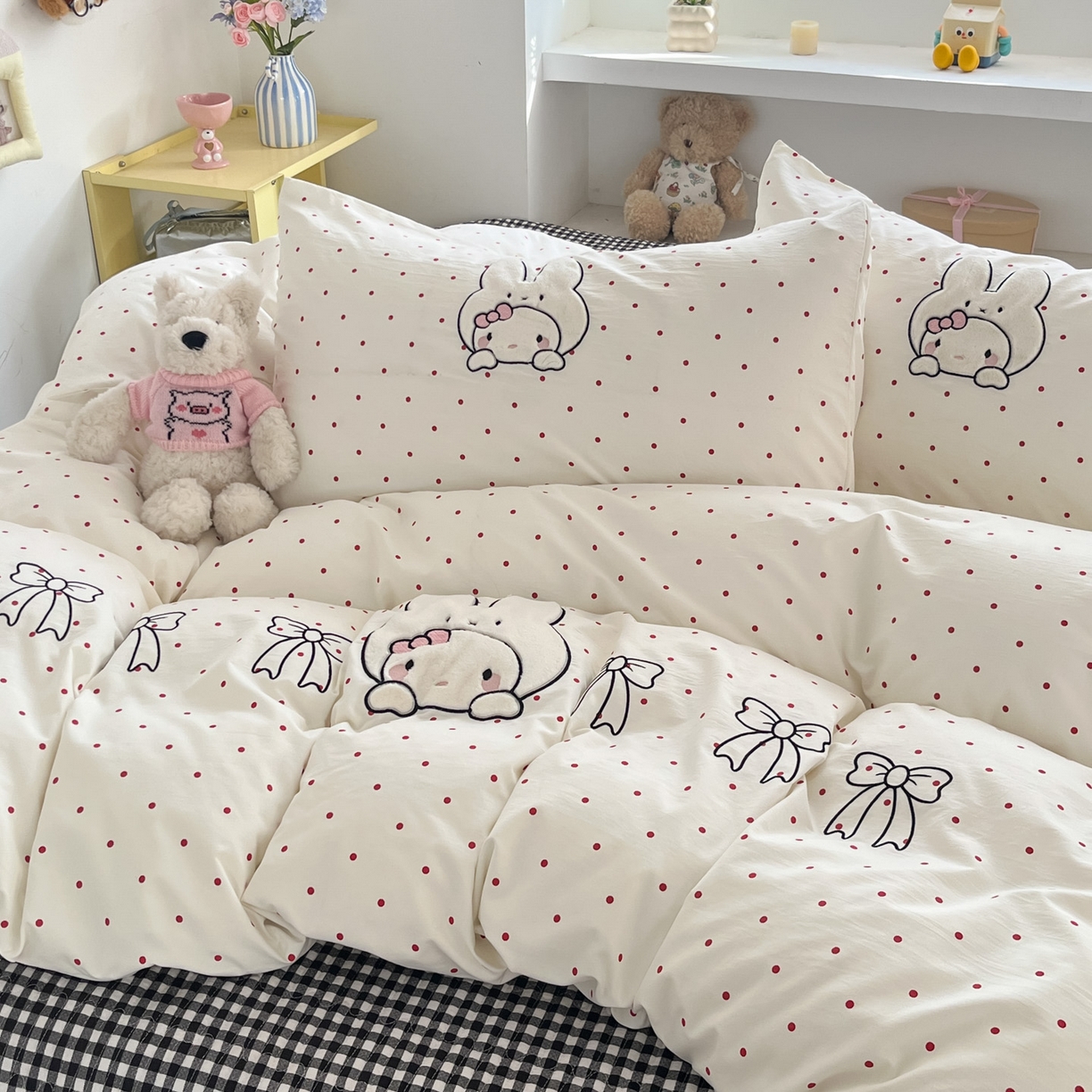 91家纺网 家纺一手货源 找家纺 格真 2026新款立体绣花贴布绣单品枕套被套三件套 小白兔波点红