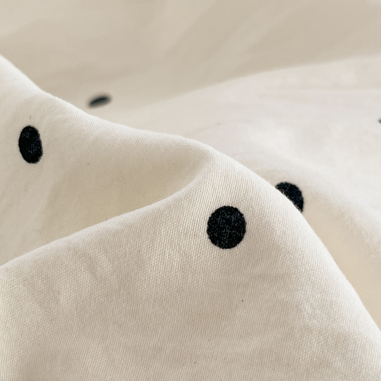 91家纺网 家纺一手货源 找家纺 格真 2026新款立体绣花贴布绣单品枕套被套三件套 小白兔波点黑