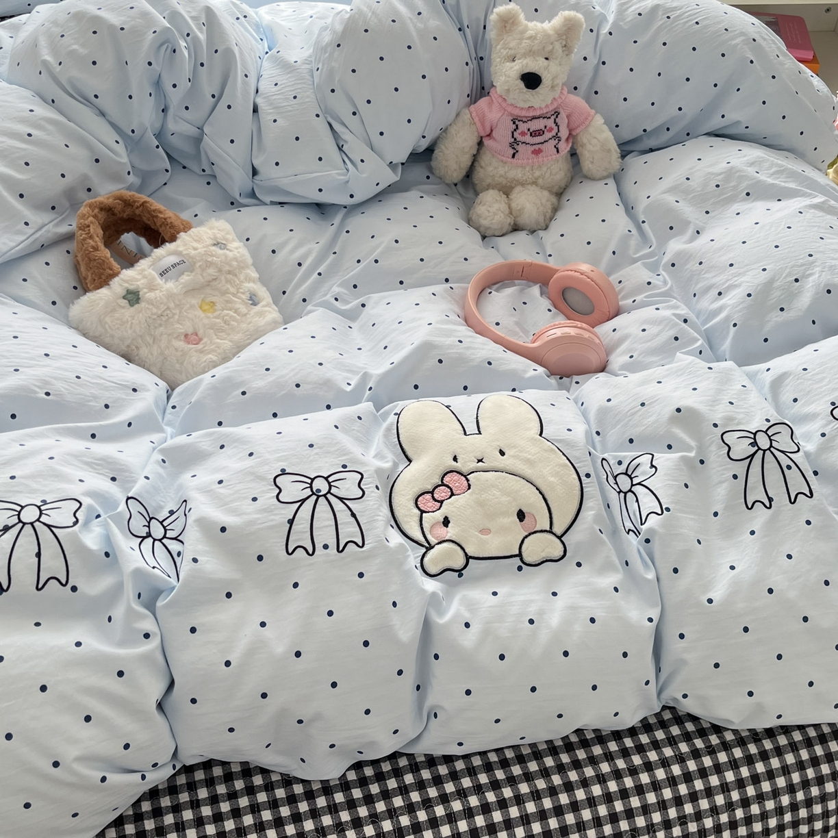 91家纺网 家纺一手货源 找家纺 格真 2026新款立体绣花贴布绣单品枕套被套三件套 小白兔波点兰