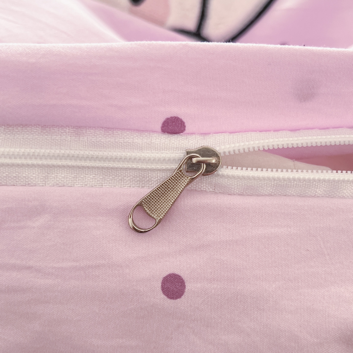 91家纺网 家纺一手货源 找家纺 格真 2026新款立体绣花贴布绣单品枕套被套三件套 小白兔波点紫