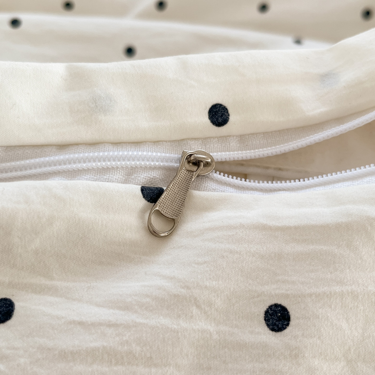 91家纺网 家纺一手货源 找家纺 格真 2026新款立体绣花贴布绣单品枕套被套三件套 小白兔波点黑