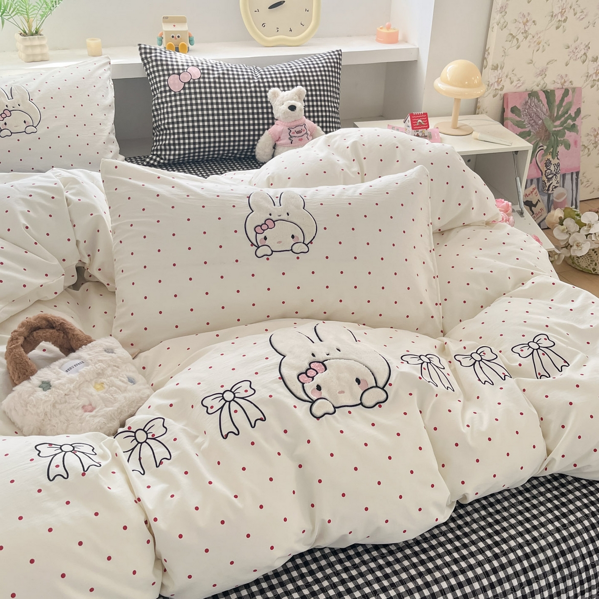 91家纺网 家纺一手货源 找家纺 格真 2026新款立体绣花贴布绣单品枕套被套三件套 小白兔波点红