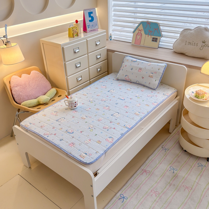 91家纺网 家纺一手货源 找家纺 禧缘家纺（原梦想家） 2026新款全棉夹棉婴童床盖 达乐宝贝--绑带款