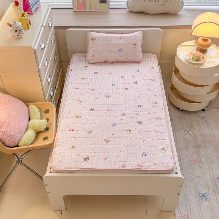 91家纺网 家纺一手货源 找家纺 禧缘家纺（原梦想家） 2026新款全棉夹棉婴童床盖 粉色童年--绑带款